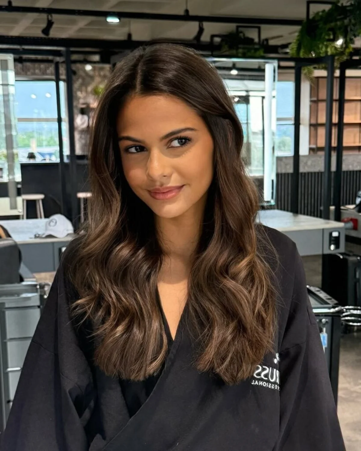 Mulher com cabelos longos e saudáveis